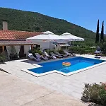 Villa House Daisy *